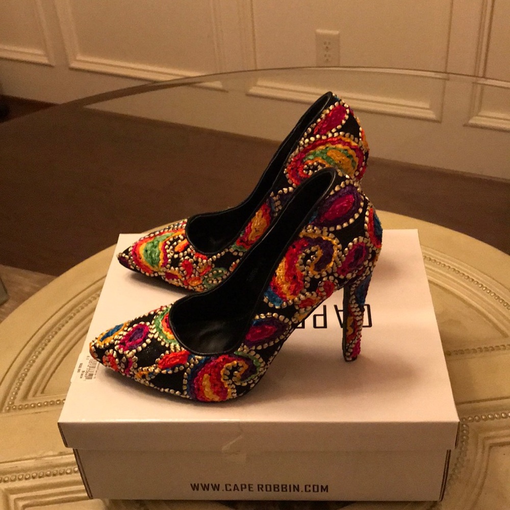 Cape Robbin Sz6 Black/Multi Paisley Embroider Pump